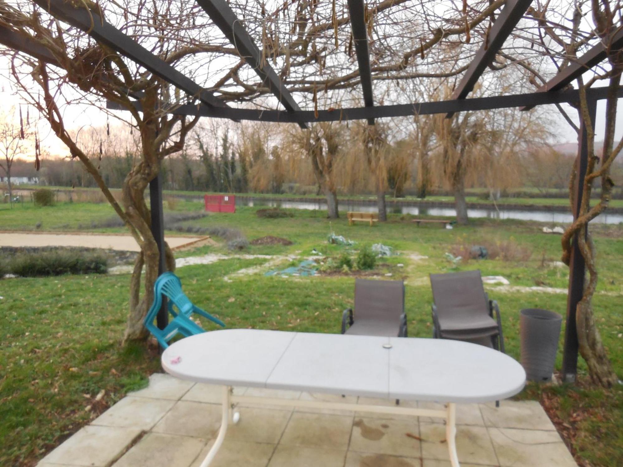 Calme Au Canal De Centre Dennevy Exterior foto