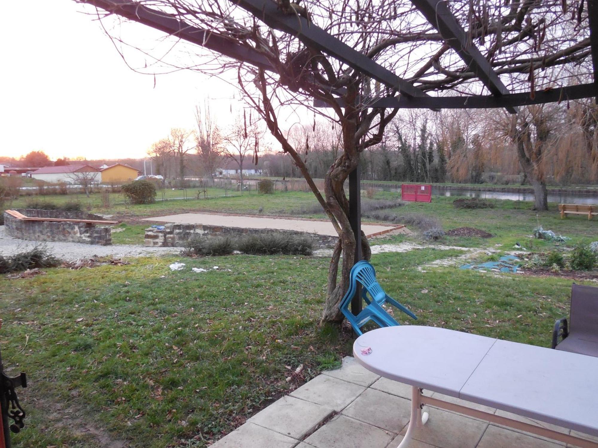 Calme Au Canal De Centre Dennevy Exterior foto